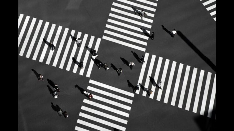 Del orden al caos: las matemáticas explican cómo se mueven los peatones en los pasos de cebra