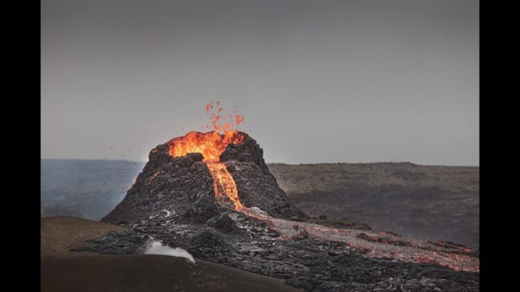 Insertan fibra óptica para monitorizar la actividad de volcanes en Islandia