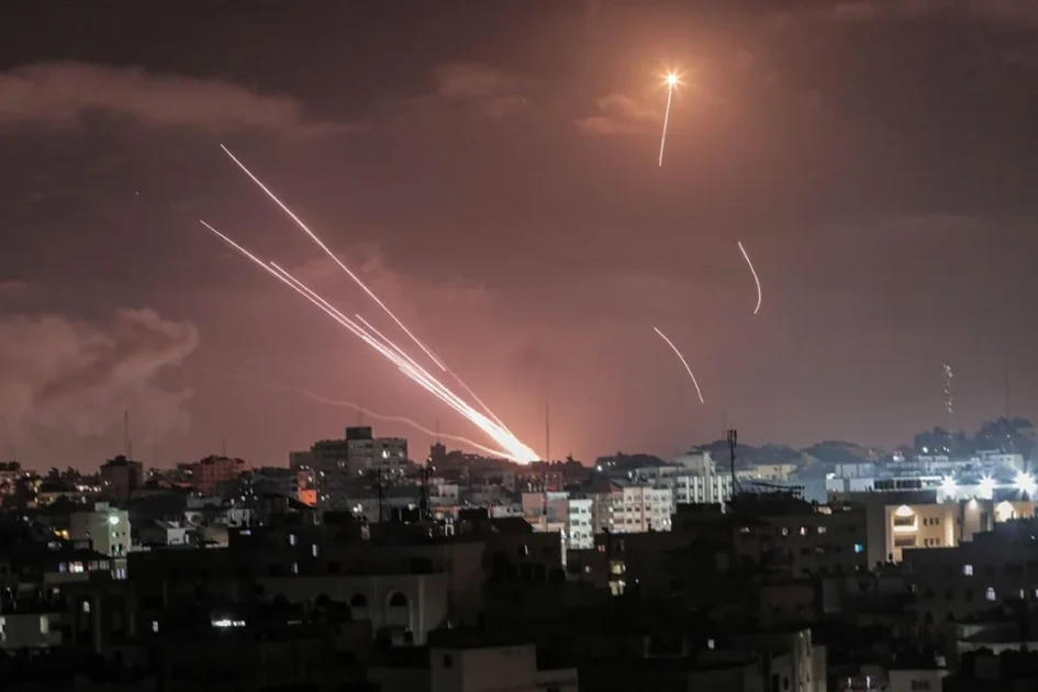 Israel e Irán vuelven a intercambiar bombas Israel e Irán vuelven a intercambiar oleadas de bombardeos